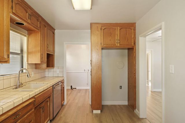 1221 S Pleasant Ave, Lodi, CA 95240