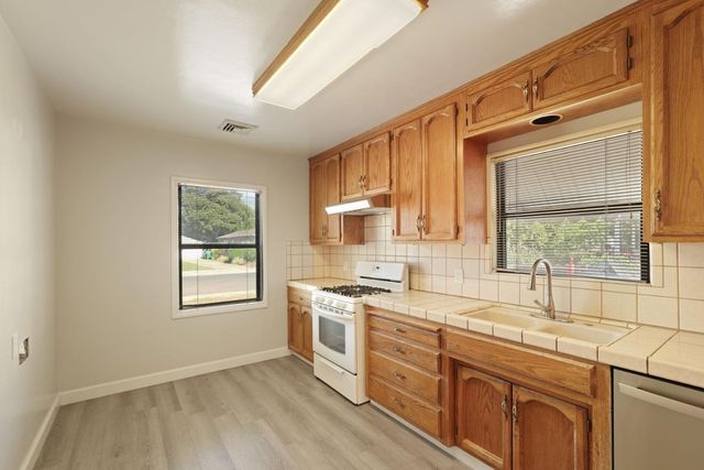 1221 S Pleasant Ave, Lodi, CA 95240