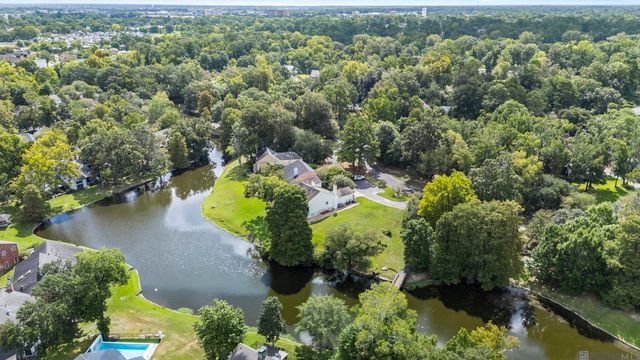 1211 Thoreau Dr, Baton Rouge, LA 70808