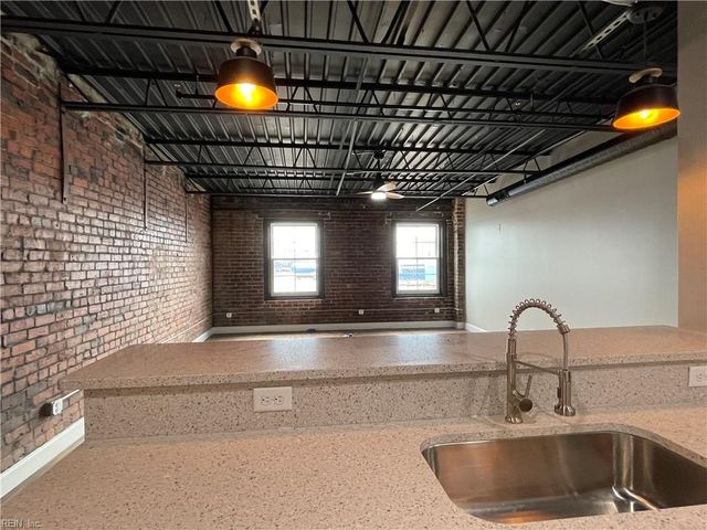 208 23rd St Apt 304, Newport News, VA 23607