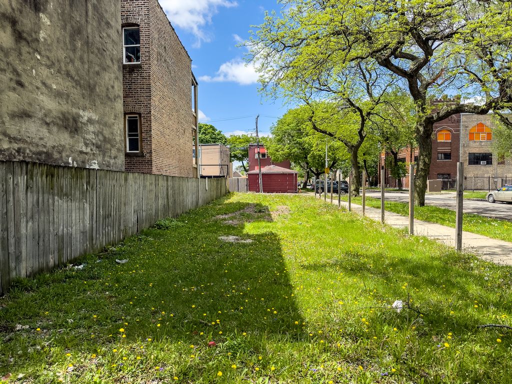 856 N Avers Avenue, Chicago, IL 60651