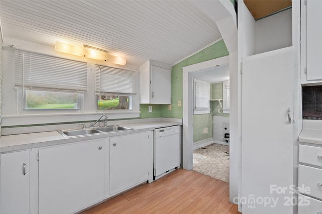 1906 Ratcliff Cove Road, Waynesville, NC 28786