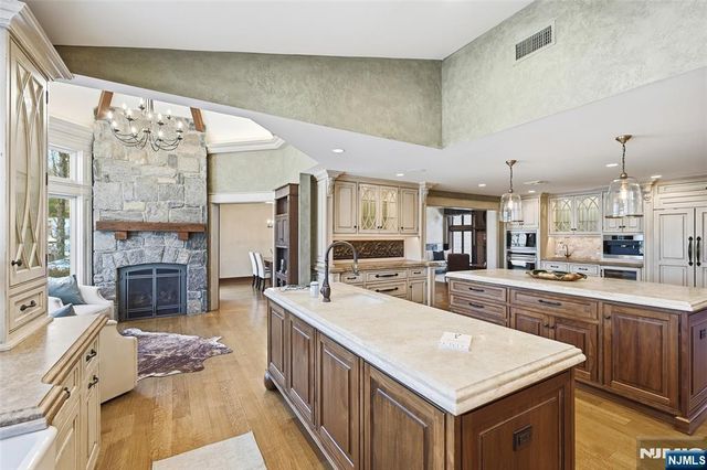 307 Freemans Lane, Franklin Lakes, NJ 07417