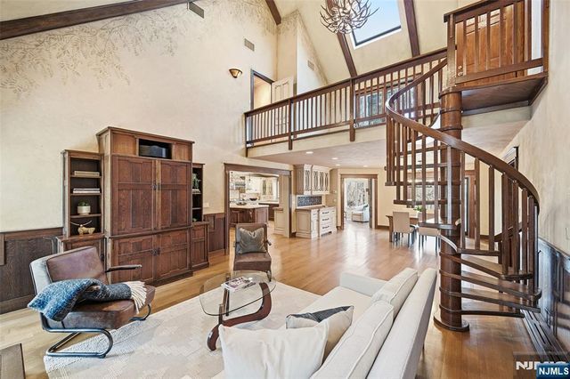 307 Freemans Lane, Franklin Lakes, NJ 07417