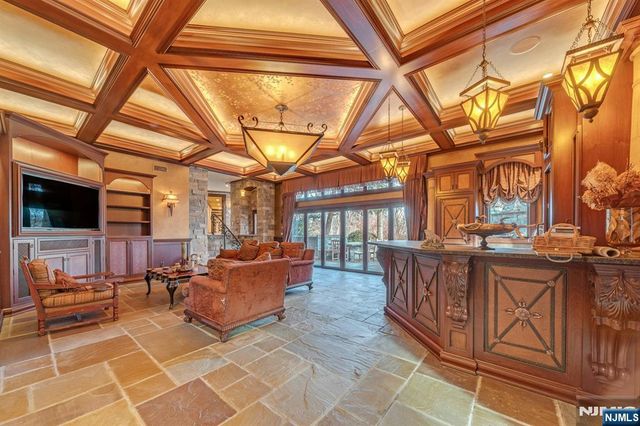 307 Freemans Lane, Franklin Lakes, NJ 07417