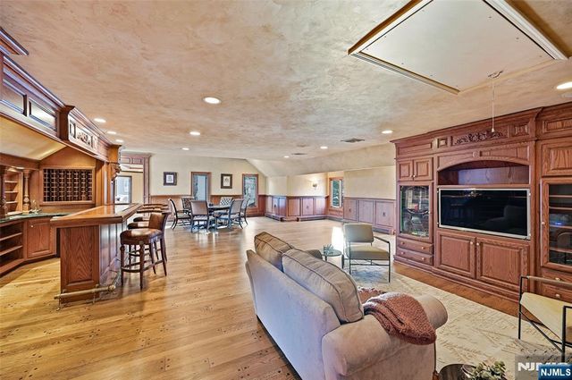 307 Freemans Lane, Franklin Lakes, NJ 07417