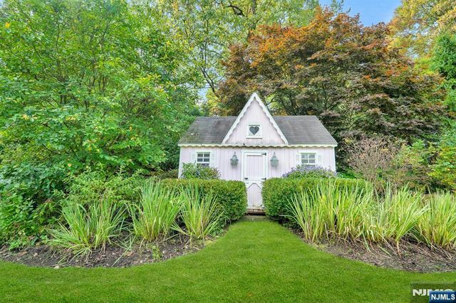 307 Freemans Lane, Franklin Lakes, NJ 07417