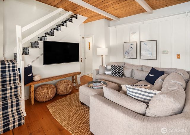 27704 Manzanita Beach Road SW, Vashon, WA 98070