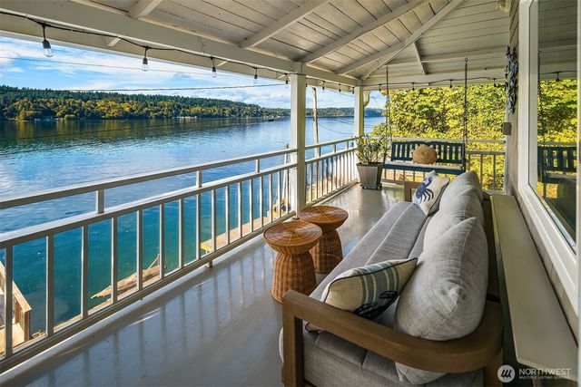 27704 Manzanita Beach Road SW, Vashon, WA 98070