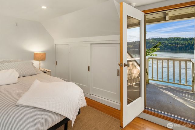 27704 Manzanita Beach Road SW, Vashon, WA 98070