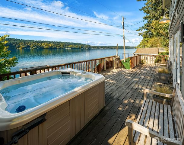 27704 Manzanita Beach Road SW, Vashon, WA 98070