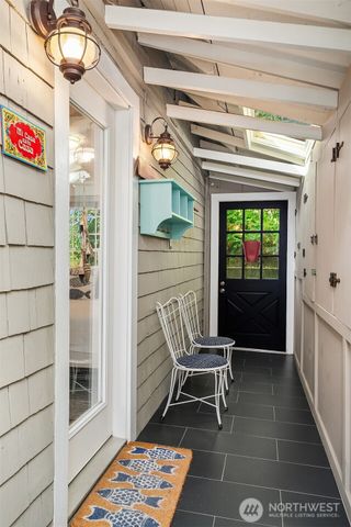 27704 Manzanita Beach Road SW, Vashon, WA 98070