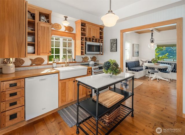 27704 Manzanita Beach Road SW, Vashon, WA 98070