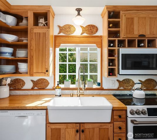 27704 Manzanita Beach Road SW, Vashon, WA 98070