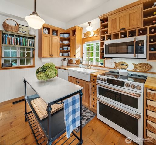 27704 Manzanita Beach Road SW, Vashon, WA 98070