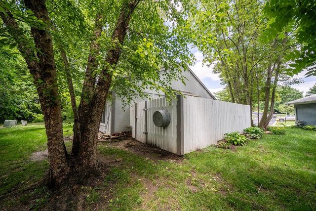 4033 Crossgate Court, Lawrence, KS 66047