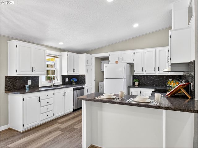 17520 Se 82ND Dr 2, Clackamas, OR 97015