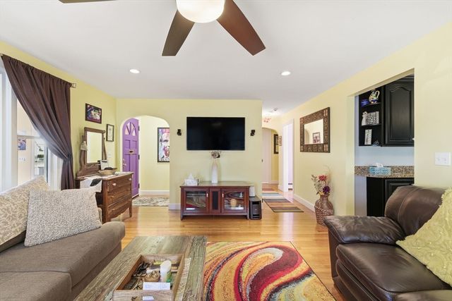 5 W Kenneth St, Lawrence, MA 01843