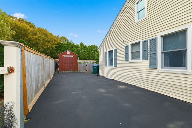 5 W Kenneth St, Lawrence, MA 01843