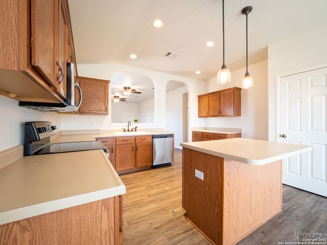 129 CRANE CREST DR, New Braunfels, TX 78130