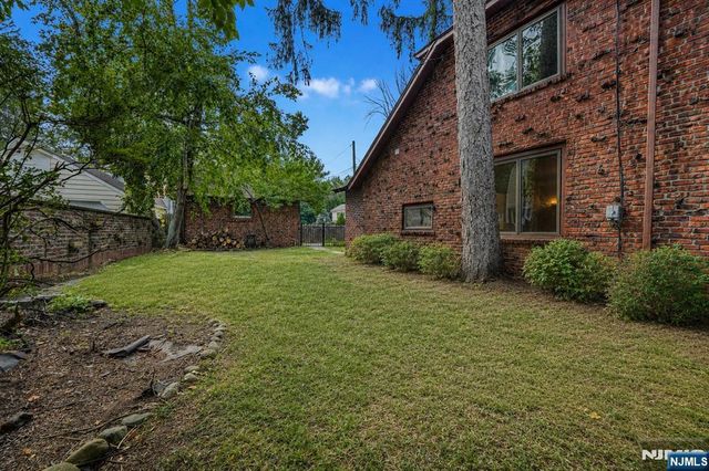 8 Harriot Avenue, Harrington Park, NJ 07640
