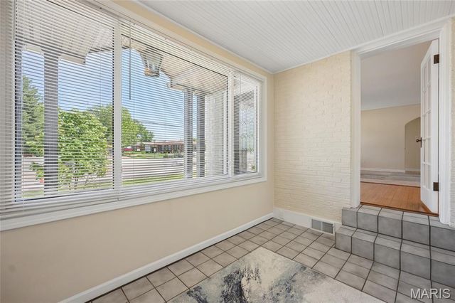 9743 Tesson Ferry Road, St Louis, MO 63123