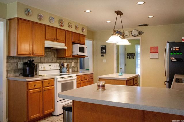 220 Eagle Nest, Pleasanton, TX 78064