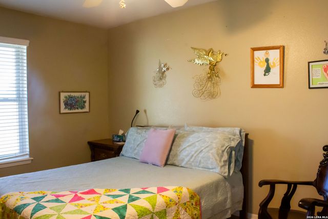 220 Eagle Nest, Pleasanton, TX 78064