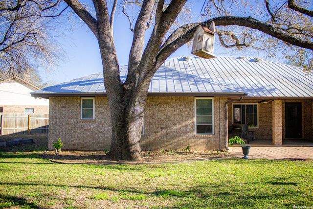 220 Eagle Nest, Pleasanton, TX 78064