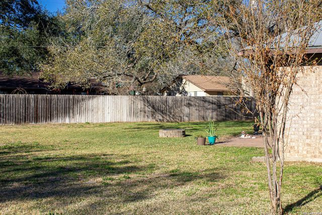 220 Eagle Nest, Pleasanton, TX 78064