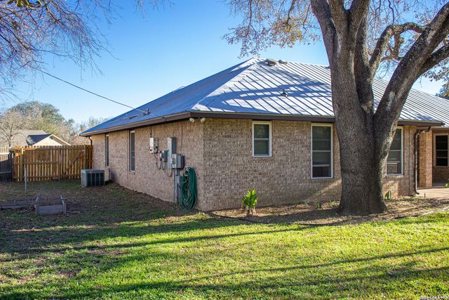 220 Eagle Nest, Pleasanton, TX 78064