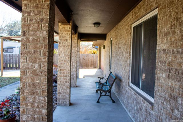 220 Eagle Nest, Pleasanton, TX 78064