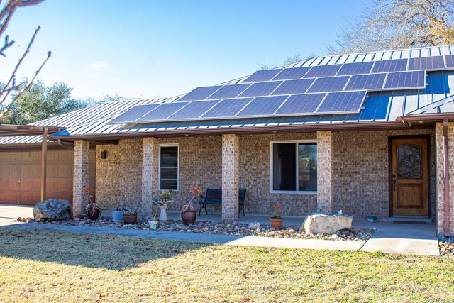 220 Eagle Nest, Pleasanton, TX 78064