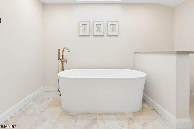 3 Gravel Hill Rd, Kinnelon Boro, NJ 07405