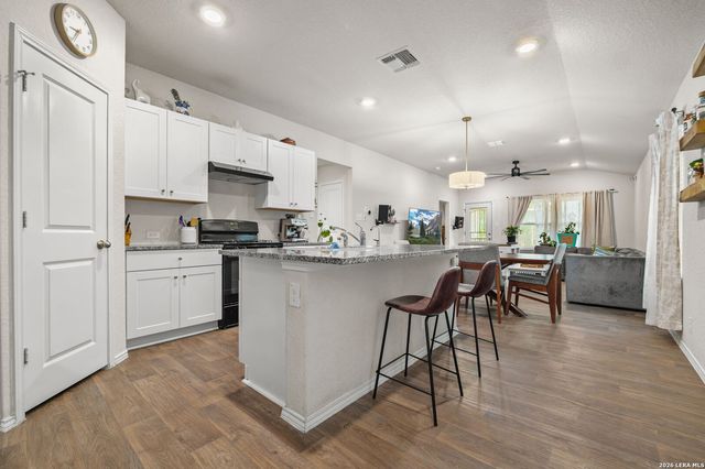 220 MIDDLE GREEN LOOP, Floresville, TX 78114