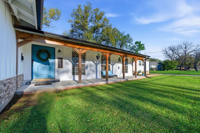 1704 S Houston Street, Kaufman, TX 75142