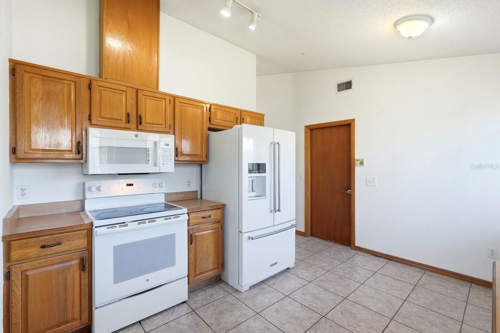 Image 15 of property listing at 815 HUDSON LANE, Port Orange, FL 32129