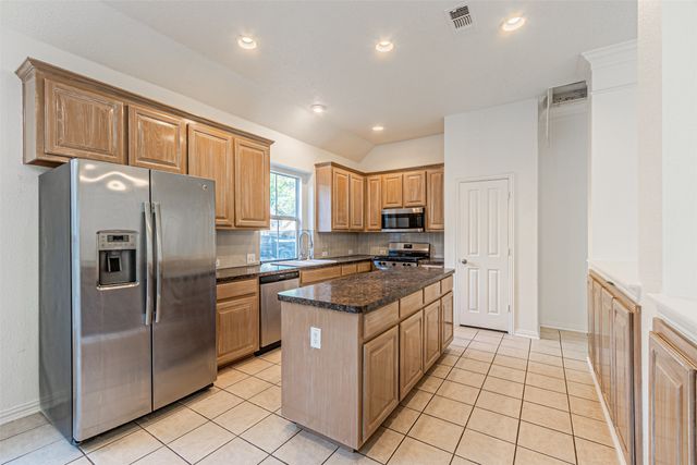 620 Gwyndellons Lane, Grand Prairie, TX 75052