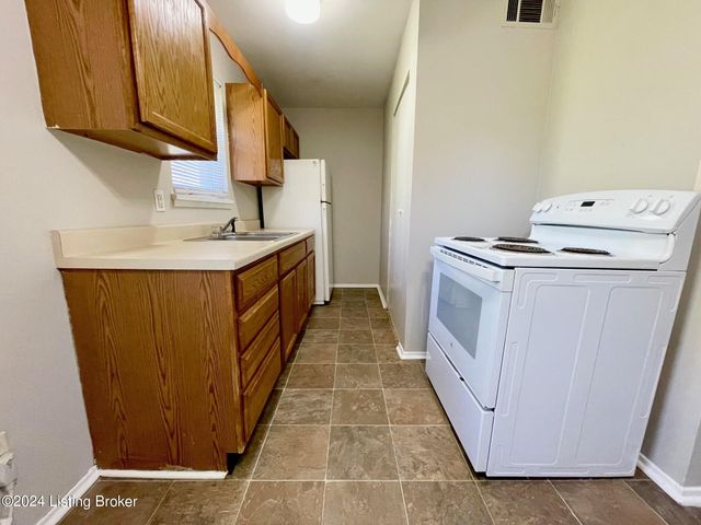 9409 La Grange Rd 3, Louisville, KY 40242