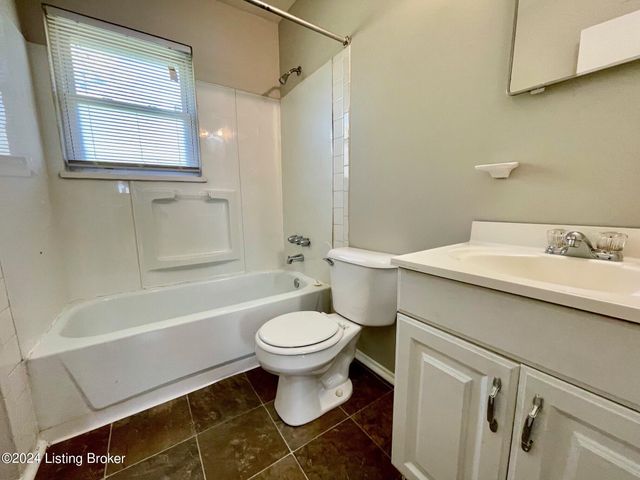 9409 La Grange Rd 3, Louisville, KY 40242