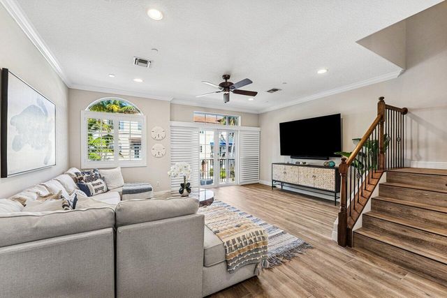 813 Estancia Way, Boynton Beach, FL 33435