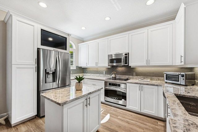 813 Estancia Way, Boynton Beach, FL 33435