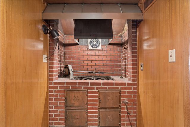 7254 Wilshire Boulevard, Windsor Heights, IA 50324