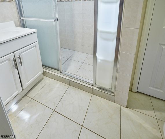 6 Levitt Ave, Bergenfield Boro, NJ 07621