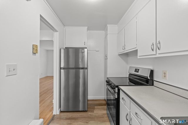 52 Arnold Way 52, West Hartford, CT 06119