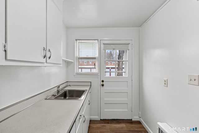 52 Arnold Way 52, West Hartford, CT 06119