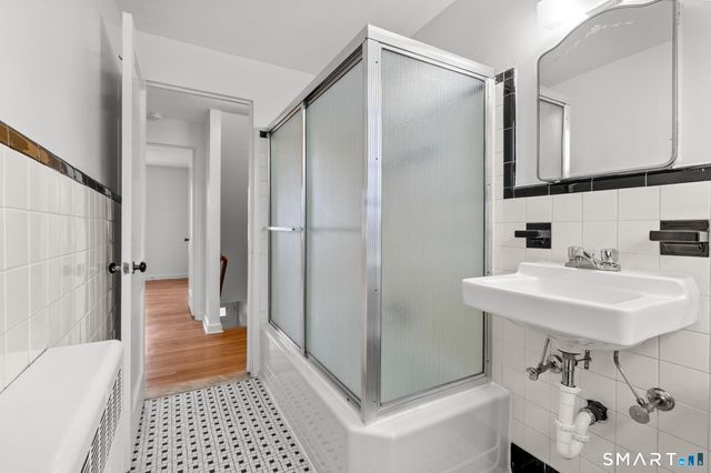 52 Arnold Way 52, West Hartford, CT 06119