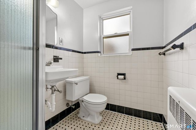 52 Arnold Way 52, West Hartford, CT 06119