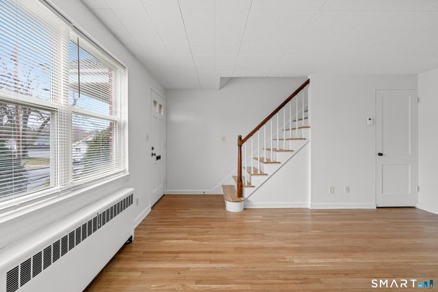 52 Arnold Way 52, West Hartford, CT 06119