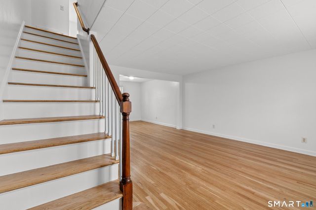 52 Arnold Way 52, West Hartford, CT 06119